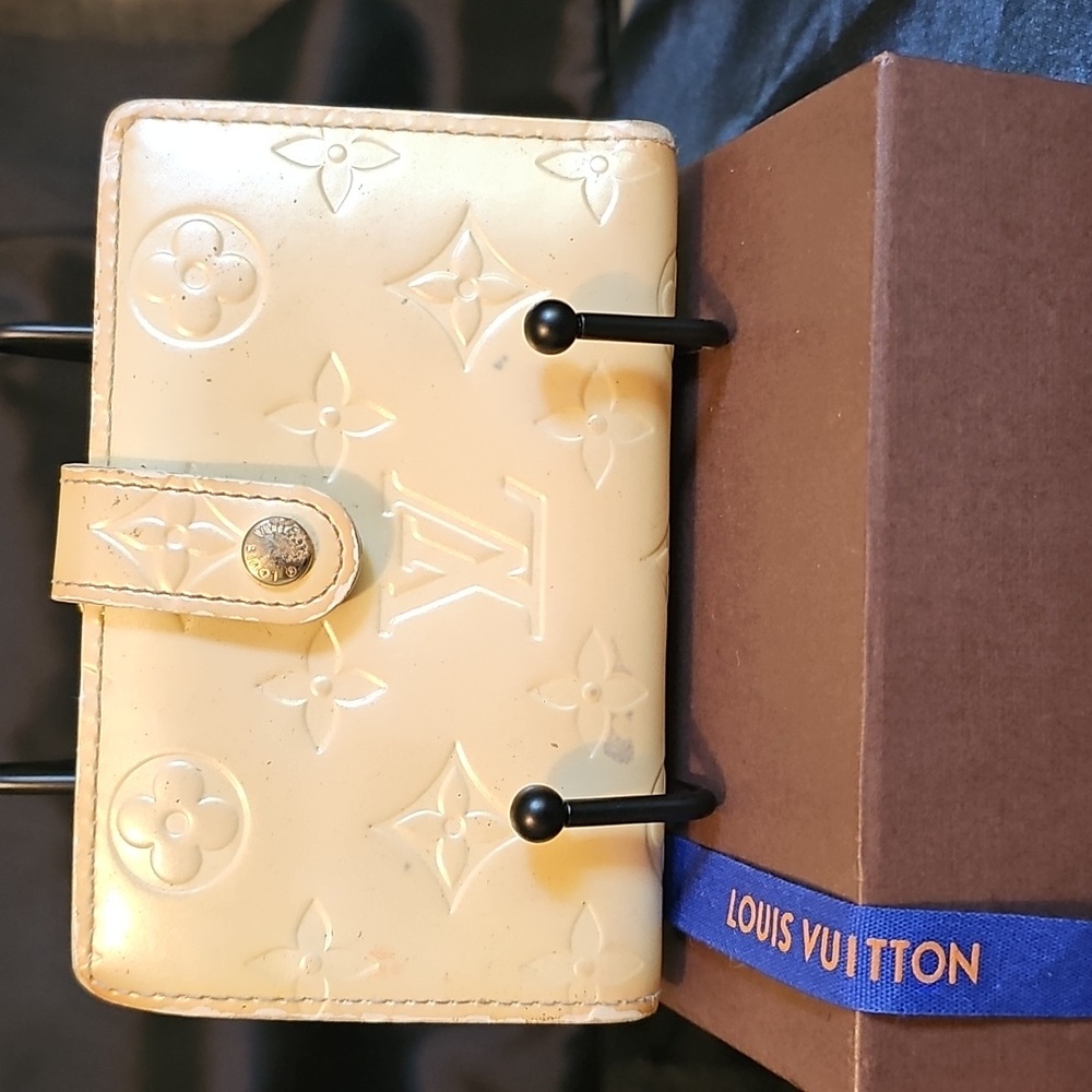 Louis Vuitton Cream Embossed Women's Kiss Lock Wallet